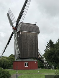 Eine der vielen Windmühlen, für die Ostfriesland bekannt ist.