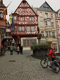 Die Historische Altstadt Bernkastel Kues mit Brunnen und den prächtigen Gebäuden