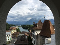 Blick auf Thun, die Aare und die dahinter liegenden Berge vom Schloss Thun aus