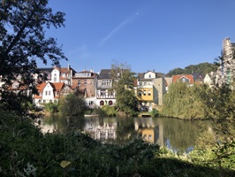 Blick über den Lahn zu einer Häuserreihe