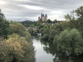 Blick über den Lahn zu einer Steinbrücke und das Renaissanceschloss in Limburg