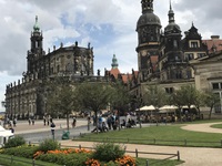 Blick auf den Dresdner Theaterplatz mit Residenzschloss und Hofkirche.