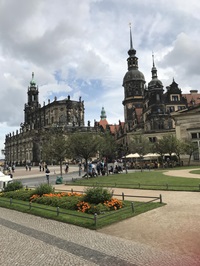 Blick auf den Dresdner Theaterplatz mit Residenzschloss und Hofkirche.