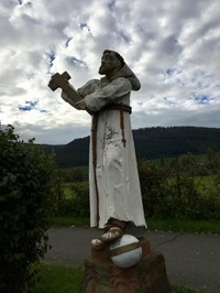 Blick auf eine christliche Figur entlang des Mosel-Radwegs