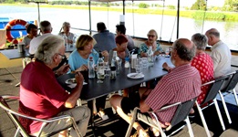 Gäste genießen ihre Pause an Deck auf der La Belle Fluer am Main