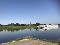 Weißes Passagierschiff auf der Elbe.