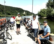 Eine Radlergruppe wartet auf einem Steg beim Main-Donau-Kanal auf ihr schwimmendes Hotel La Belle Fleur