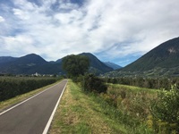 Der gut befahrbare und asphaltierte Etschtal-Radweg von Reschen zum Gardasee