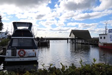 Blick auf einen kleinen Hafen mti angelegtem Schiff an der Ostsee