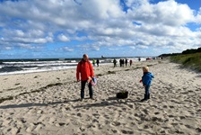 Menschen an der Ostsee spazieren