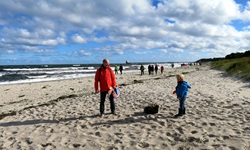 Menschen an der Ostsee spazieren
