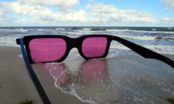 Blick auf die rosarote Brille an der Ostsee