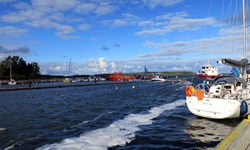Blick auf einen kleinen Hafen an der Ostsee