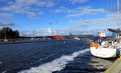 Blick auf Schiffe an einem kleinen Hafen an der Ostsee