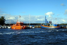 Blick auf zwei Schiffe in einem Hafen an der Ostsee