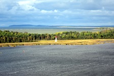 Blick auf eine Insel mit Wäldern an der Ostsee