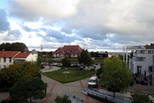 Blick auf eine Ortsmitte mit Hotel an der Ostsee