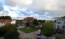 Blick auf eine Ortsmitte mit Hotel an der Ostsee