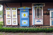 Blick auf restaurierte Türen, wie sie früher typisch an der Ostsee waren