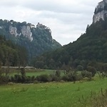 Blick in das Donautal mit den aufragenden, bewachsenen Felsen und Blick auf eine der zahlreichen Burgen
