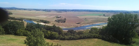 Panoramablick auf die Donau mit umliegenden Feldern