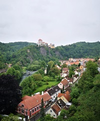Blick von einem Aussichtspunkt aus über Vranov nad Dyji zum gleichnamigen Schloss