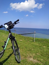 Ein abgestelltes Fahrrad auf einem gesicherten Aussichtspunkt mit Blick auf die Ostsee bei der Radreise von Lübeck nach Stralsund