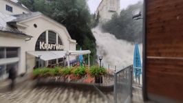 Blick auf das Café Kraftwerk neben dem Wasserfall in Bad Gastein