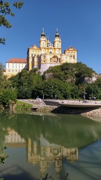 Blick über die Donau zum Stift Melk