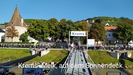 Blick vom Sonnendeck der MS Carissima aus auf die Anlegestelle Krems-Melk, wo die Fahrräder für die Tagestour abgeladen werden