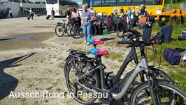 Reisende mit gepackten Koffern, einigen Fahrrädern und Bussen bei der Ausschiffung in Passau