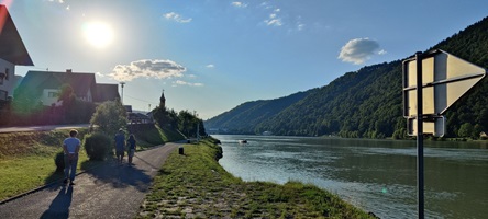 Blick auf die Donau, deren Landschaft und einen Uferweg
