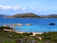 Boote kreuzen auf dem tiefblauen Meer rings um das malerische Maddalena-Archipel.