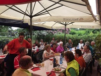 Eine Gruppe von Radlern sitzt in einem Restaurant in Venetien und freut sich über das Essen
