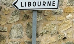 Schwarz-weißer Wegweiser nach St.-Emilion bzw. Libourne.