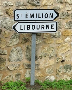 Schwarz-weißer Wegweiser nach St.-Emilion bzw. Libourne.