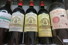 In einem Regal aufgereihte Flaschen mit Weinen vom Château Angelus.