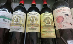 In einem Regal aufgereihte Flaschen mit Weinen vom Château Angelus.