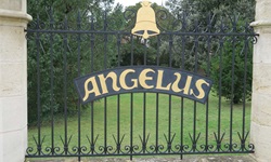 Metallenes, in Schwarz und Gold gehaltenes Eingangstor zum Château Angelus im Bordeauxgebiet.
