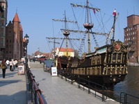 Ein zweimastiges Holz-Segelschiff, das der aus der "Fluch der Karibik"-Filmreihe bekannten Black Pearl ähnelt, liegt in Danzig vor Anker und wartet auf Gäste für eine Rundfahrt.