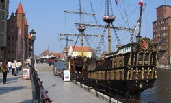 Ein zweimastiges Holz-Segelschiff, das der aus der "Fluch der Karibik"-Filmreihe bekannten Black Pearl ähnelt, liegt in Danzig vor Anker und wartet auf Gäste für eine Rundfahrt.