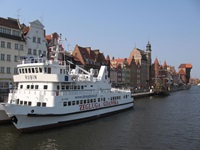 Schiffe auf der Ostsee vor der Danziger Altstadt. Am rechten Bildrand ist das Wahrzeichen Danzigs, das Krantor, zu erkennen.