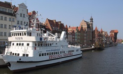 Schiffe auf der Ostsee vor der Danziger Altstadt. Am rechten Bildrand ist das Wahrzeichen Danzigs, das Krantor, zu erkennen.