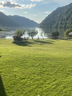 Eine große Wiese mit Bänken an der Donau