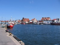 Vor Anker liegende Schiffe in einem polnischen Ostseehafen.