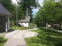Ein schön angelegter Park mit kleiner Kapelle auf dem Ruhrtal-Radweg von Winterberg nach Duisburg