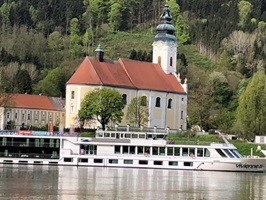 Blick auf die MS Vivienne auf der Donau mit einer Kirche im Hintergrund
