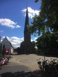 Blick auf einen Marktplatz mit Brunnen und einer Kirche auf dem Ruhrtal-Radweg von Winterberg nach Duisburg