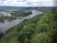 Blick auf den Rhein von einem Ausblick aus, der vom Ruhrtal-Radweg von Winterberg nach Duisburg besucht werden kann