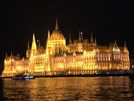 Blick auf das nächtlich beleuchtete Parlament in Budapest